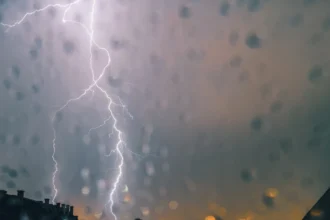 Δυνατό μπουρίνι με κεραυνούς και ισχυρούς ανέμους στην Αττική