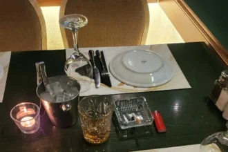 «Ένα ποτήρι ουίσκι κι ένα τσιγάρο…»: Ο Νικήτας Κακλαμάνης εκπλήρωσε την τελευταία επιθυμία της Μάρως Κοντού