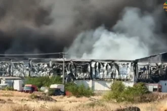 Φωτιά σε επιχείρηση στον Ασπρόπυργο, τρεις διασωληνωμένοι -Εστάλη μήνυμα 112, μεγάλη κινητοποίηση της Πυροσβεστικής