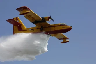 Φωτιά στα Οινόφυτα – Σηκώθηκαν 4 εναέρια μέσα