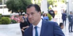«Η μοίρα μου να τον βρίσκω μπροστά μου αυτόν»: Η φωτογραφία που δημοσίευσε ο Άδωνις Γεωργιάδης με την «Ιθάκη» του Τσίπρα