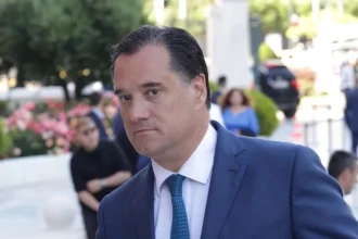 «Η μοίρα μου να τον βρίσκω μπροστά μου αυτόν»: Η φωτογραφία που δημοσίευσε ο Άδωνις Γεωργιάδης με την «Ιθάκη» του Τσίπρα