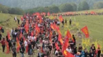 Mέλη της ΚΝΕ βαδίζουν στο Βίτσι φωνάζοντας συνθήματα – Οι αιχμές Κουτσούμπα κατά Τσίπρα στην αντιιμπεριαλιστική κατασκήνωση