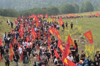 Mέλη της ΚΝΕ βαδίζουν στο Βίτσι φωνάζοντας συνθήματα – Οι αιχμές Κουτσούμπα κατά Τσίπρα στην αντιιμπεριαλιστική κατασκήνωση