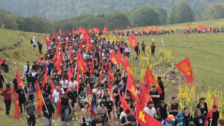 Mέλη της ΚΝΕ βαδίζουν στο Βίτσι φωνάζοντας συνθήματα – Οι αιχμές Κουτσούμπα κατά Τσίπρα στην αντιιμπεριαλιστική κατασκήνωση