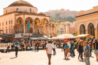 Μοναστηράκι: Εντοπίστηκε ύποπτη βαλίτσα μπροστά από κατάστημα – Αποκλείστηκε η περιοχή