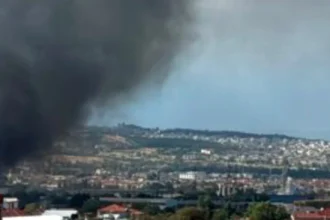 Οι καπνοί από την πυρκαγιά στο Ωραιόκαστρο έχουν σκεπάσει όλη τη Θεσσαλονίκη