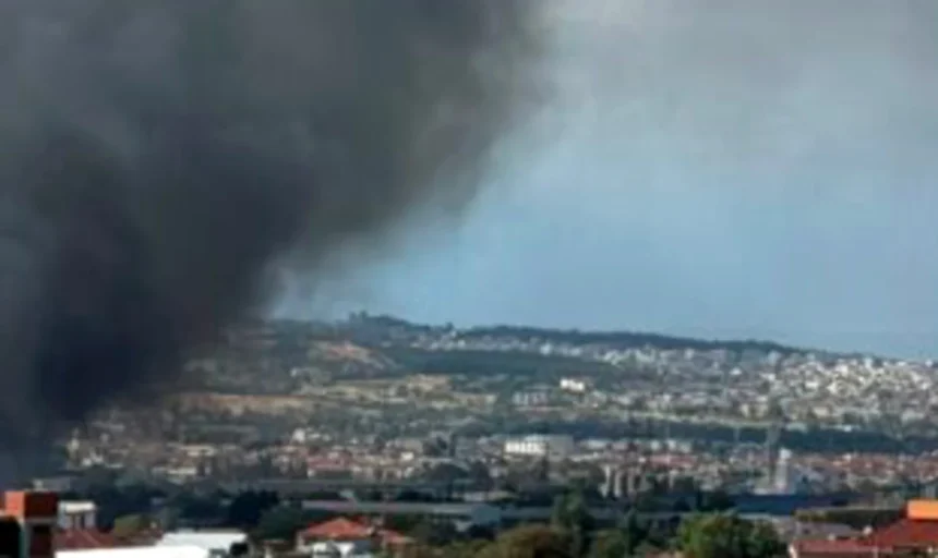 Οι καπνοί από την πυρκαγιά στο Ωραιόκαστρο έχουν σκεπάσει όλη τη Θεσσαλονίκη