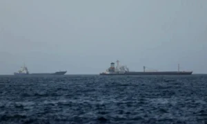 Στενά του Ορμούζ: Δεξαμενόπλοιο χτυπήθηκε από άγνωστο βλήμα