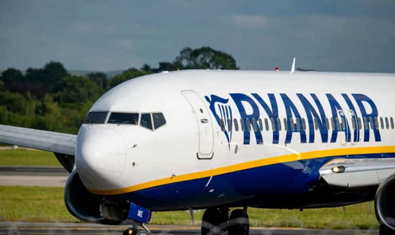 Θεσσαλονίκη: Η ανακοίνωση της Ryanair για το ατύχημα με το σπασμένο παράθυρο και τον τραυματισμό επιβάτη