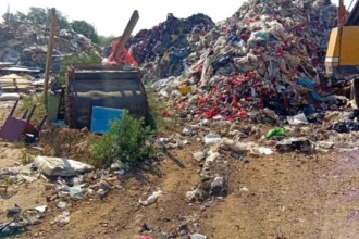 Θεσσαλονίκη: Περιβαλλοντική ρύπανση από βουνά αποβλήτων σε εταιρεία ανακύκλωσης που λειτουργούσε χωρίς άδειες