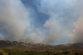 Το τοξικό νέφος από τη φωτιά στο Ωραιόκαστρο μπορεί να φτάσει ως την Εύβοια -Πώς εξελίσσεται το φαινόμενο