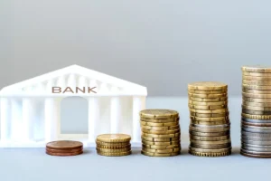 «Το τραπεζικό σύστημα και η ελληνική οικονομία έχουν έχουν γυρίσει σελίδα»: Τι είπαν Πιερρακάκης, Στουρνάρας, Ζανιάς στην Γενική Συνέλευση της ΕΕΤ