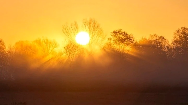 Ζέστη έως 37°C σήμερα, καταιγίδες και ισχυροί βοριάδες από το Σάββατο